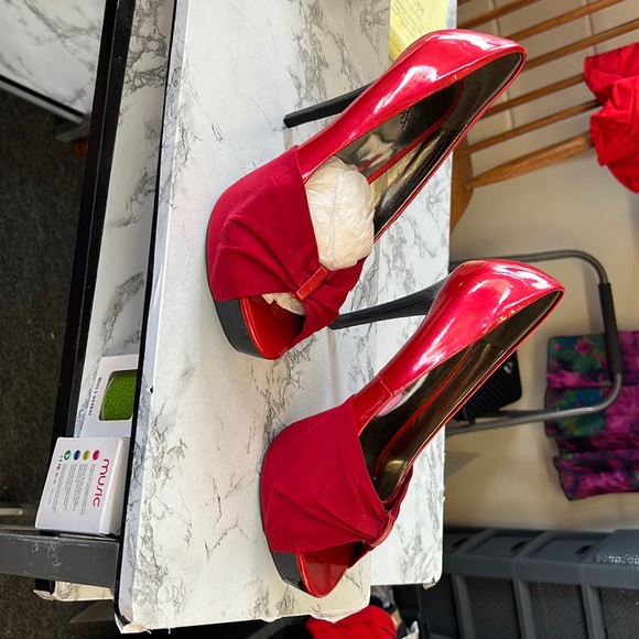 Women’s Size 6 - Picture 1 of 5